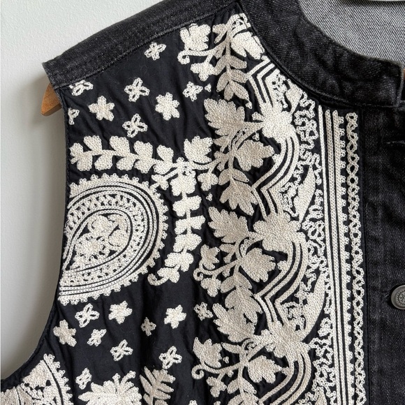 Chico's Platinum Floral Embroidered Denim Vest Size 3 - Picture 6 of 10